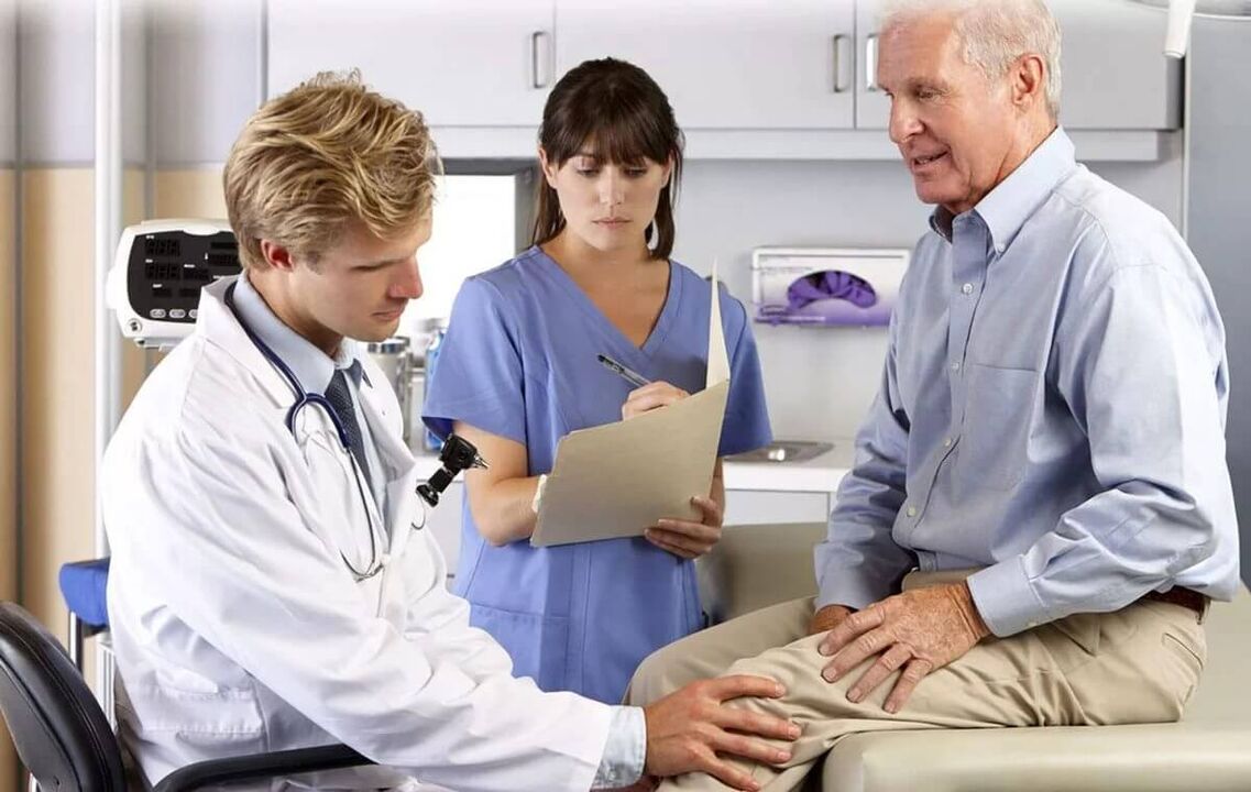 Un bărbat în vârstă cu o arttroză a genunchiului la programarea unui medic